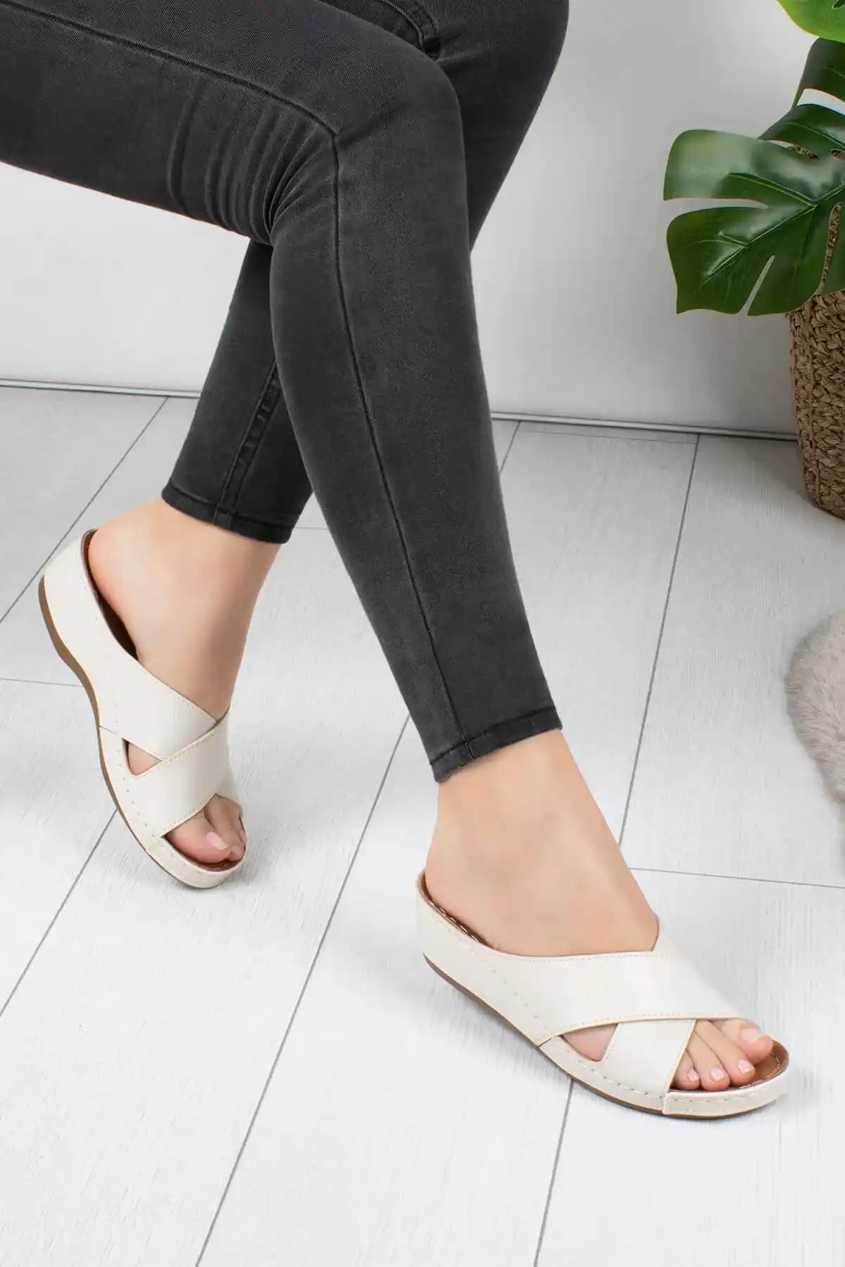 Kadın Terlikleri Neon ve Lerry Markaları Karşılaştırması: Fiyat, Tasarım ve Kullanım Özellikleri