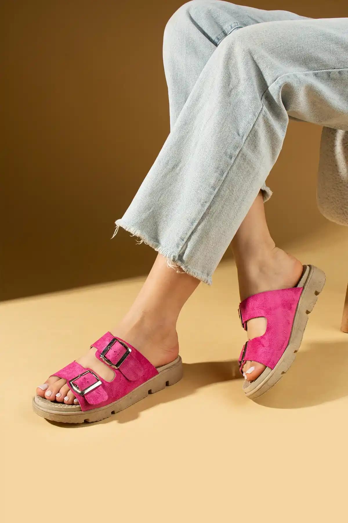 Kadın Terlikleri ve Popüler Markalar: Pembe Potin ve Slipcat Üzerinden Bir Bakış