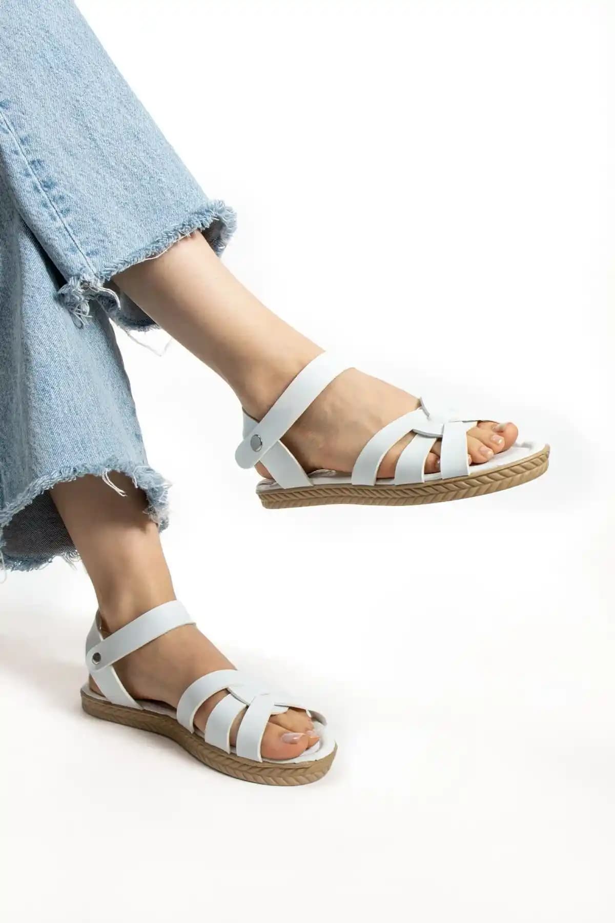 Kadın Yazlık Konforlu Sandaletler: Yaz Aylarının Rahatlığı ve Şıklığı