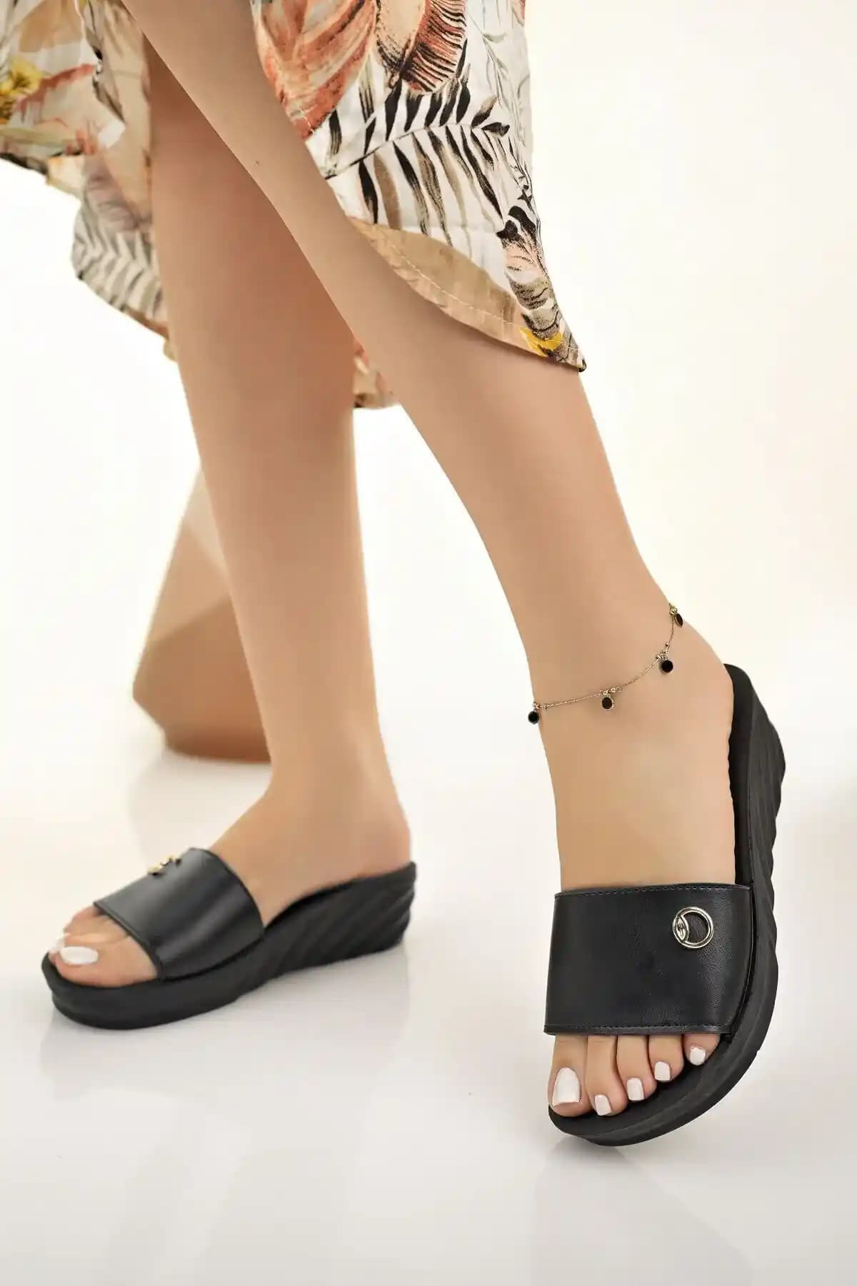 Kadın Yazlık Terliklerde Şıklık ve Anatomik Uyumun Birleşimi