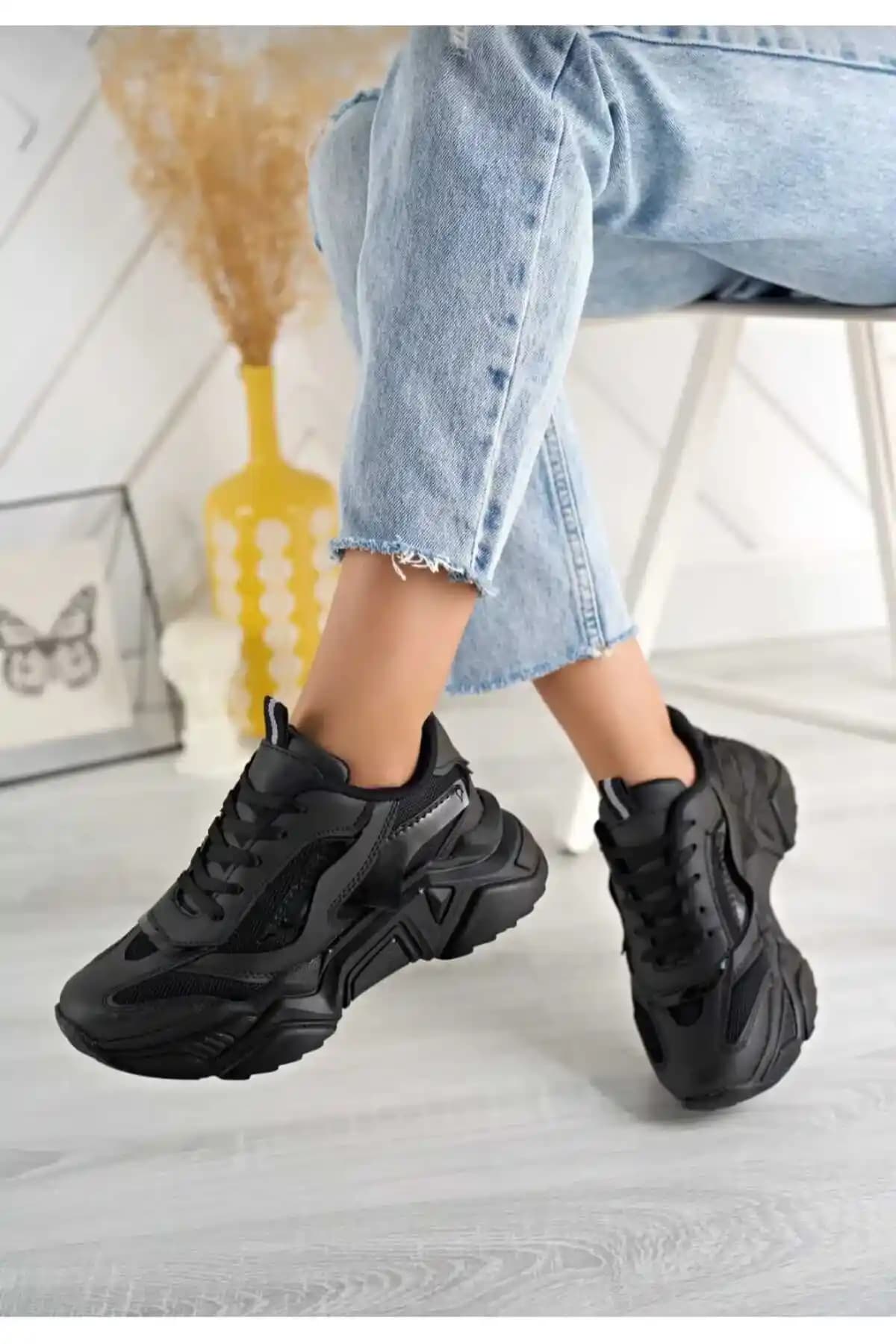 Kadın Yüksek Taban Sneaker Modelleri: Moda ve Konforu Bir Arada Sunan Güncel Seçenekler