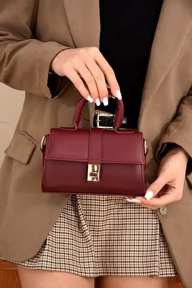 Kadınlar İçin Bordo Renkli Omuz Çantası: Şıklık ve Fonksiyonellik Bir Arada