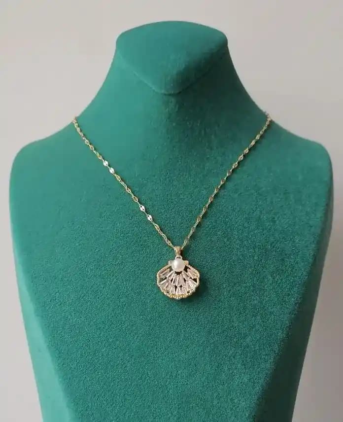 Kadınlar İçin Doğal Malzemelerle Tasarlanmış İnci ve İstiridye Taşlı Kolye Modelleri