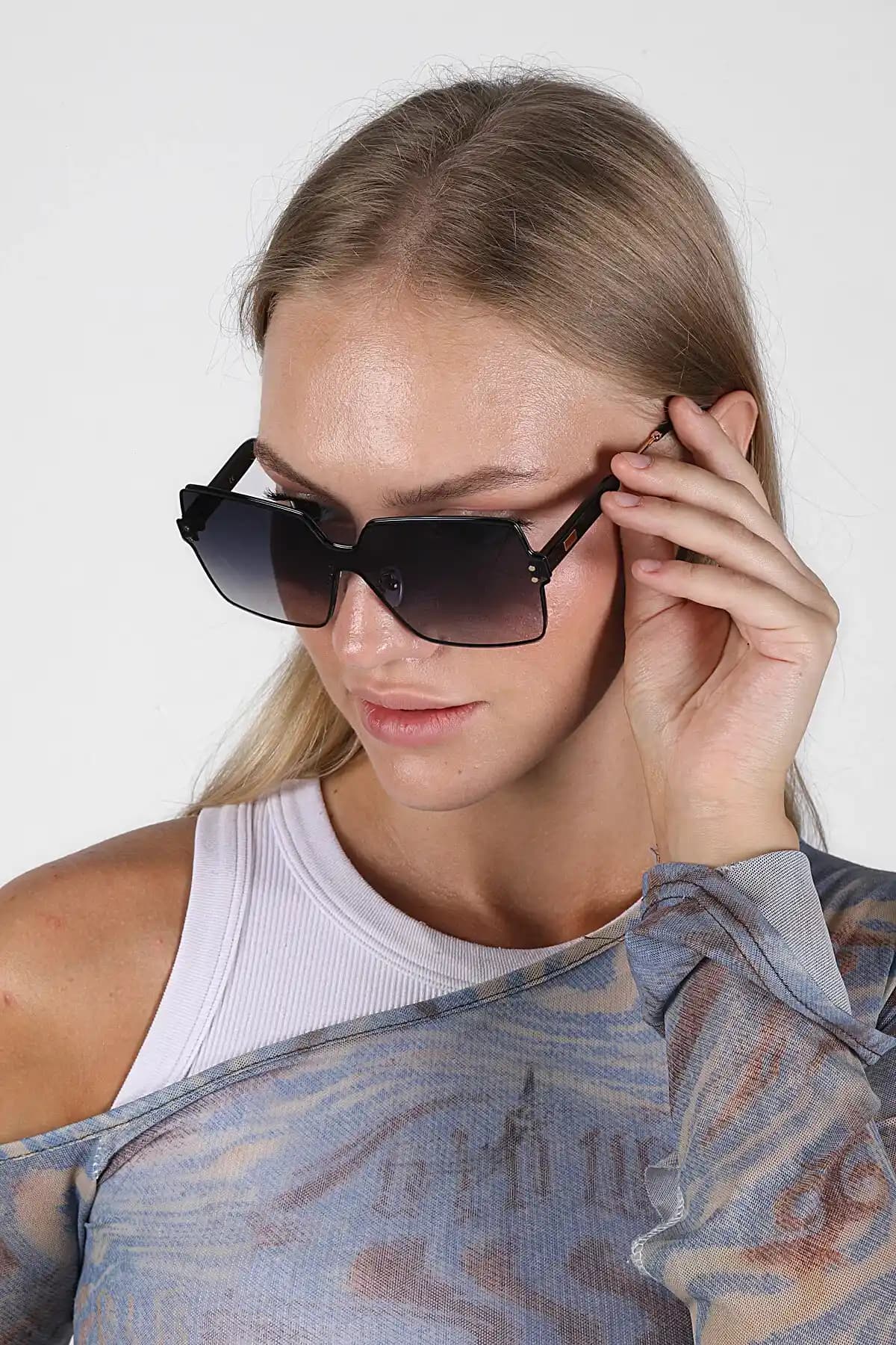 Kadınlar İçin Güncel Trendler ve Seçim İpuçlarıyla Şık Fonksiyonel Gözlükler