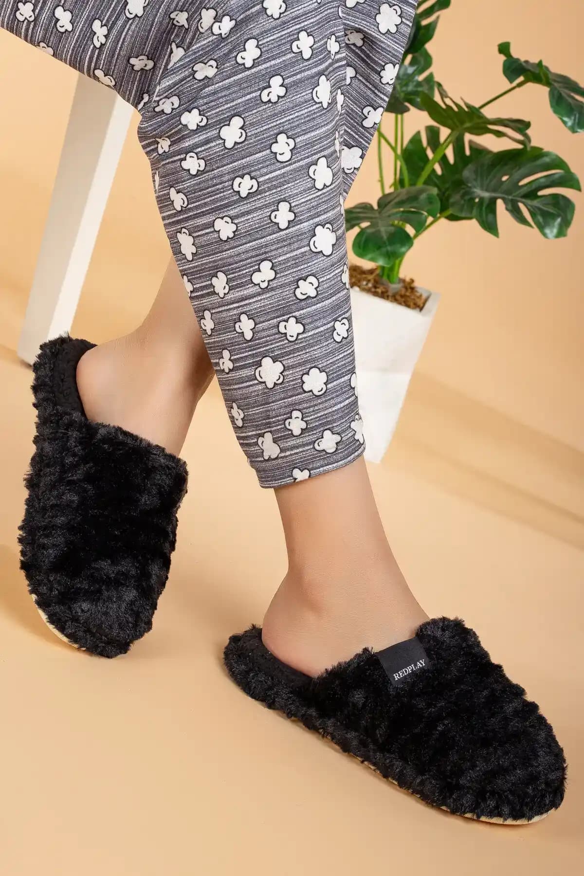 Kadınlar İçin Kışlık Ev Terlikleri Sıcak Tutma ve Güvenlik Özellikleriyle Öne Çıkıyor