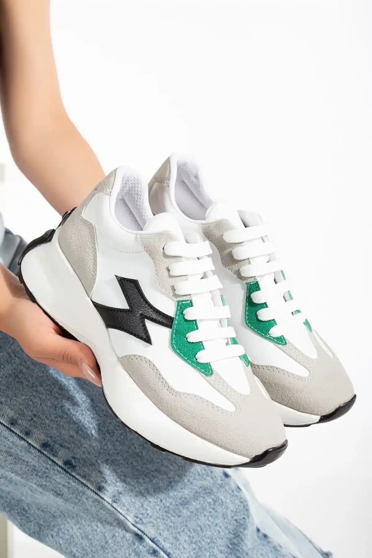 Kadınlar İçin Konfor ve Teknolojiyi Birleştiren Spor Ayakkabıları Rehberi