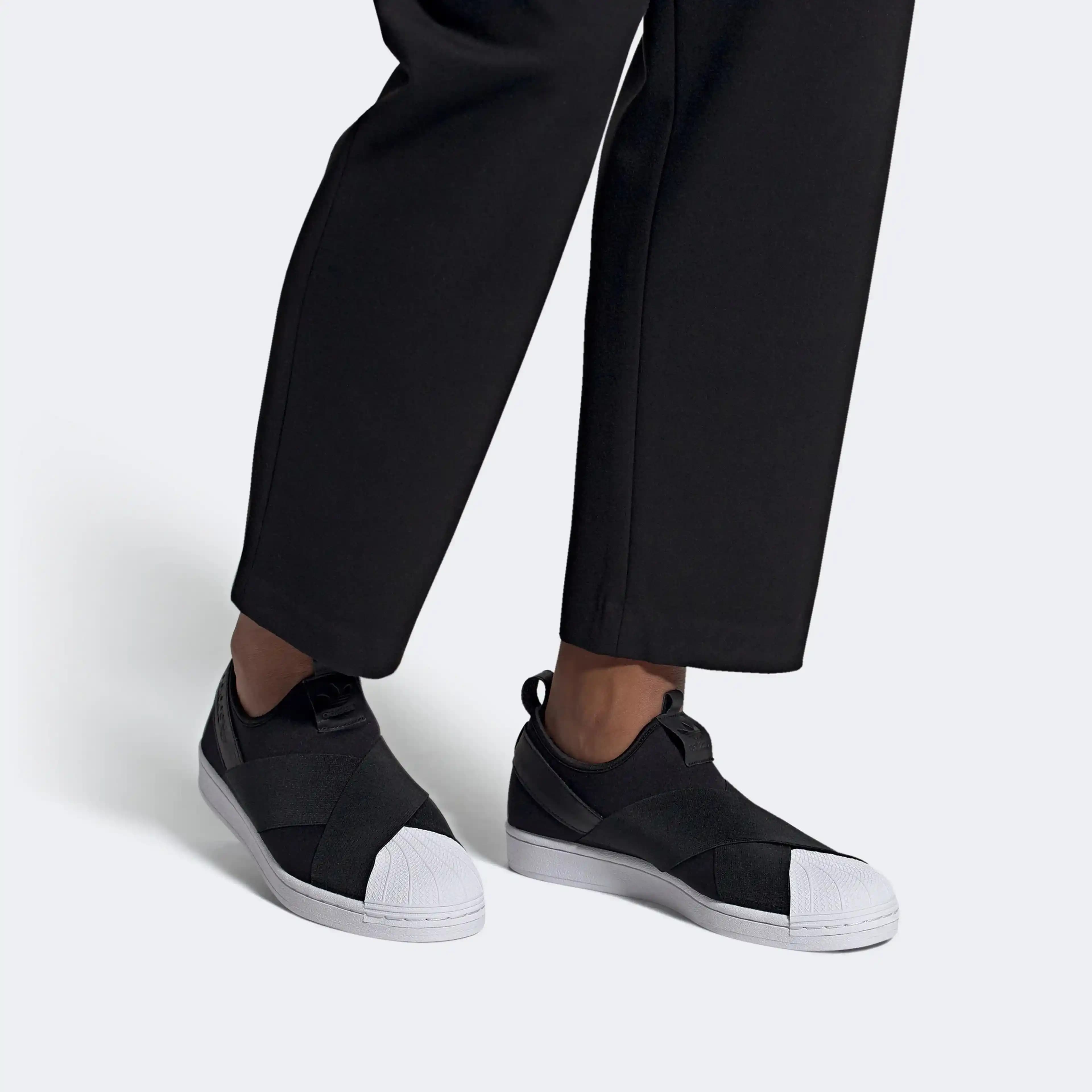 Kadınlar İçin Konforlu ve Şık Slip-On Ayakkabılar: adidas ve Skechers Modelleri