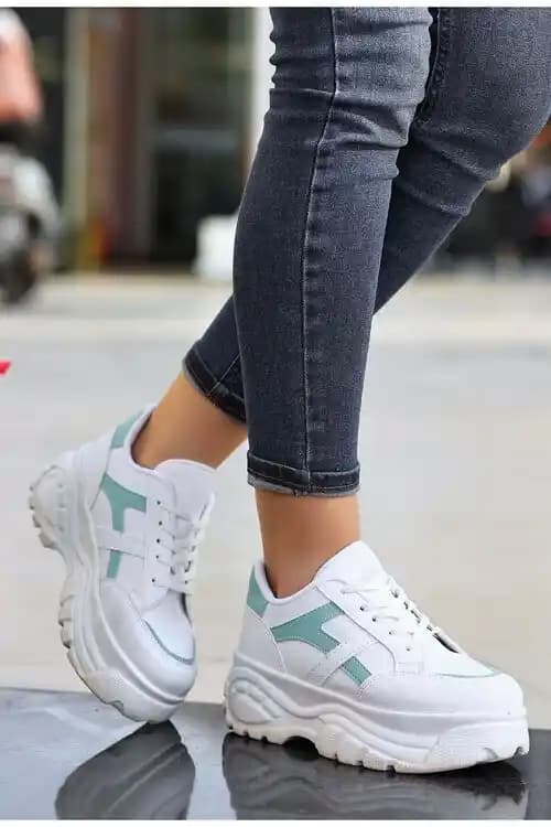 Kadınlar İçin Modern ve Konforlu Sneaker Modelleri Günlük Hayatta Kullanım İçin Uygun