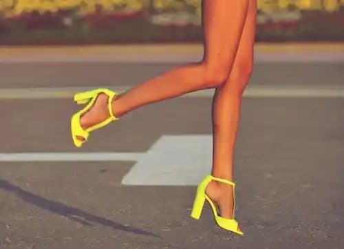 Kadınlar İçin Neon Ayakkabılar: Rahat ve Şık Seçenekler ve Moda Trendleri