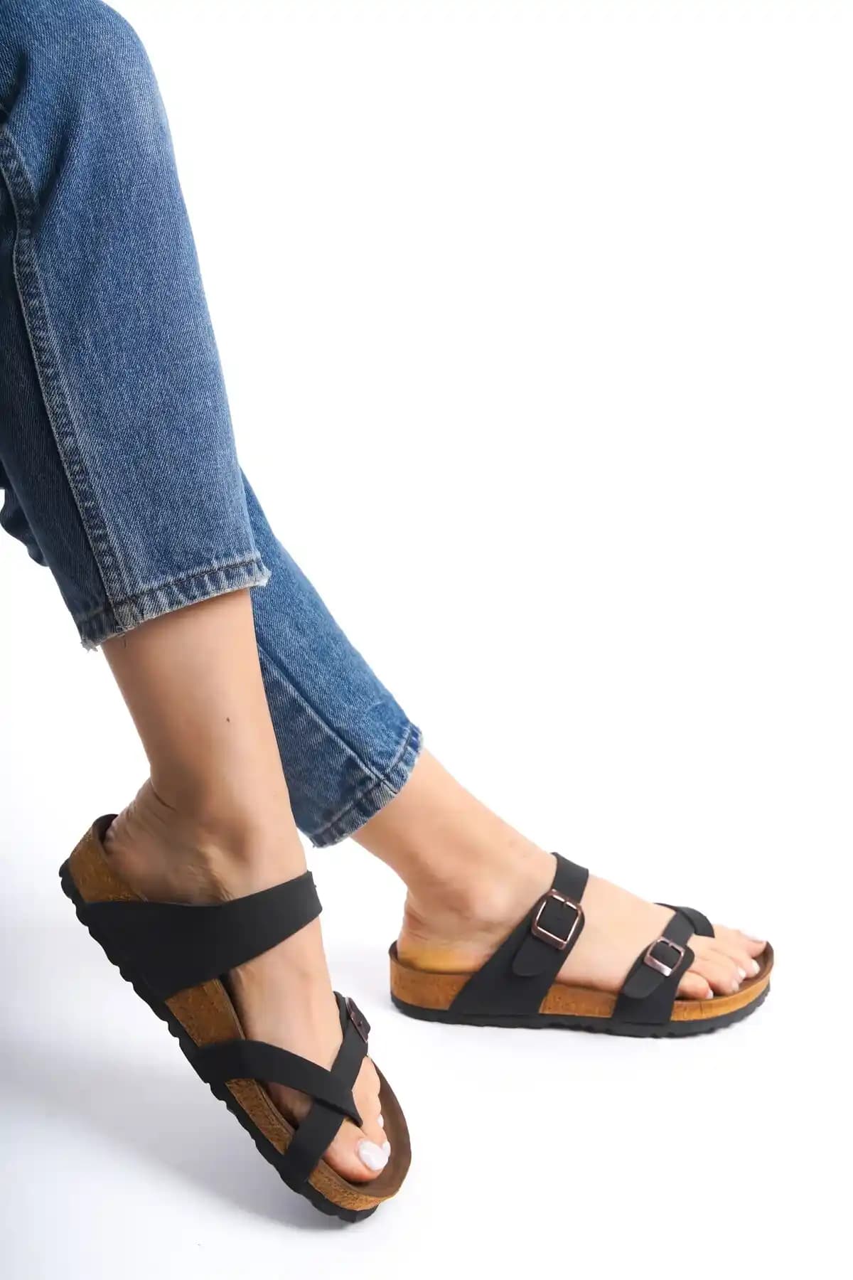 Kadınlar İçin Nubuk Ayakkabı ve Yazlık Terlikler: Stil ve Konforun Birleşimi