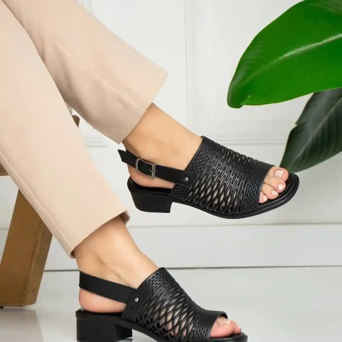 Kadınlar İçin Ortopedik ve Konforlu Sandaletler: Sağlıklı ve Şık Bir Seçenek