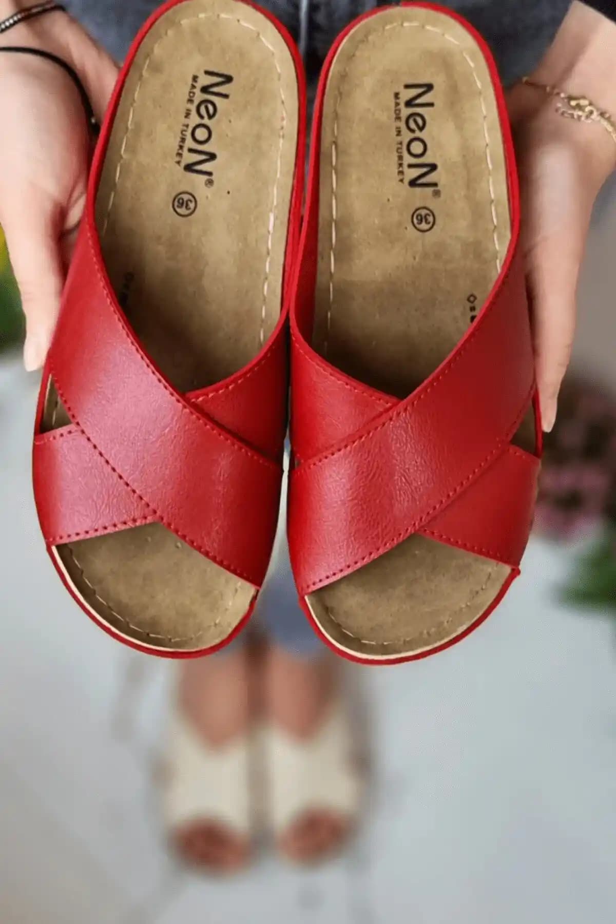 Kadınlar İçin Sağlık Destekli Neon Renkli Terlik Trendleri ve Moda Uygulamaları