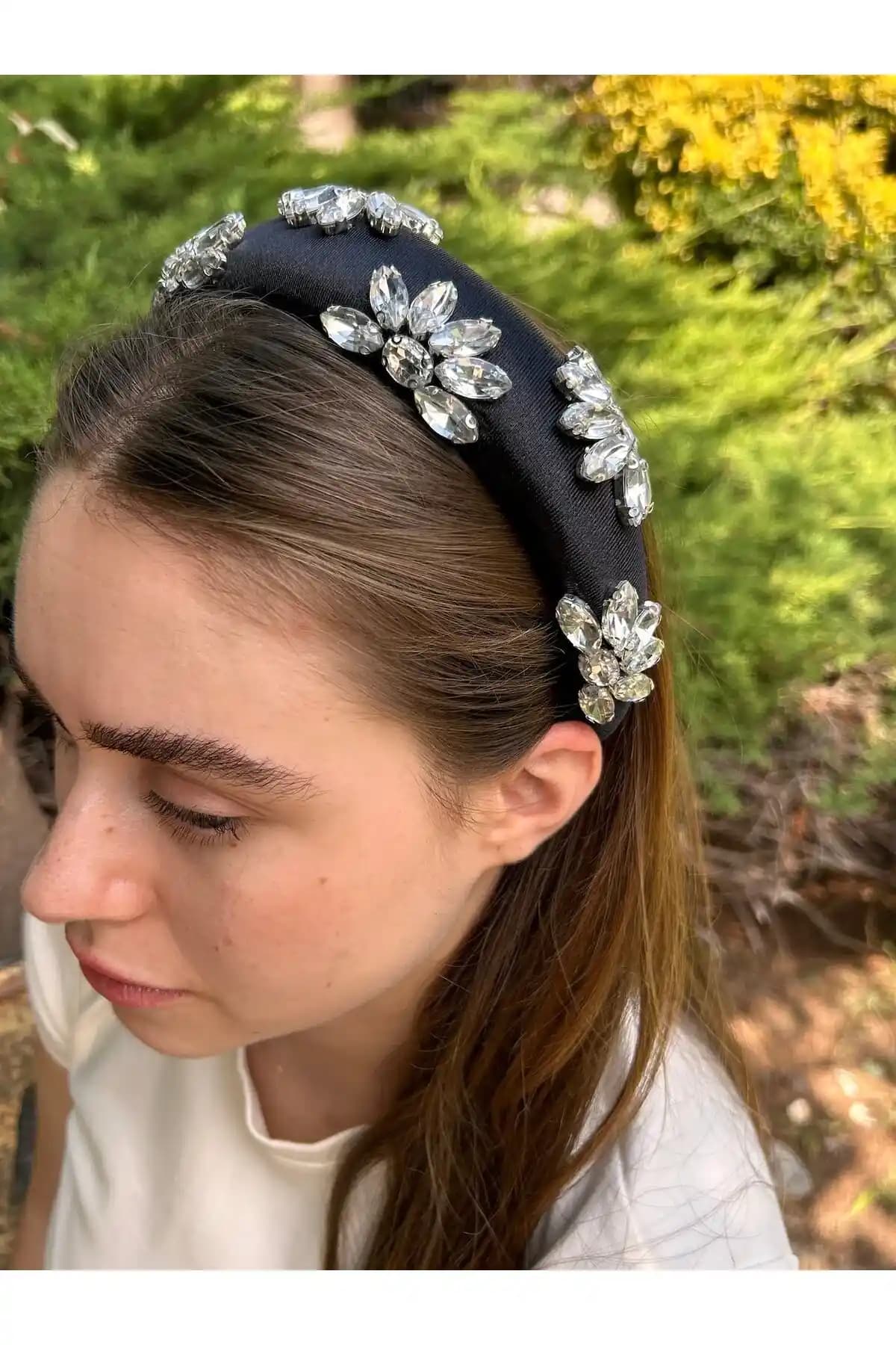 Kadınlar İçin Saten Saç Aksesuarları: Şıklık ve Zarafetin Modern Yüzü