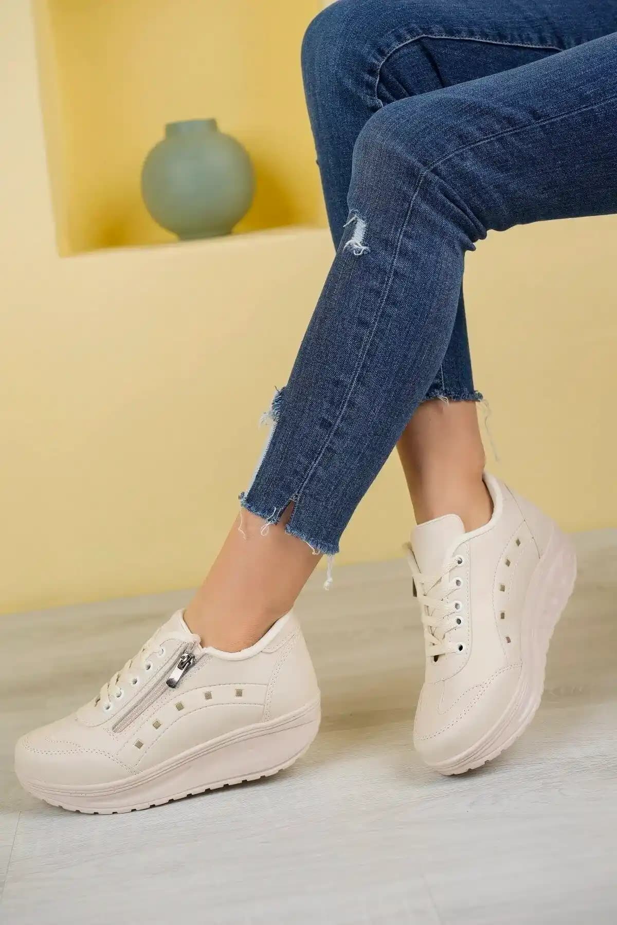 Kadınlar İçin Şık ve Konforlu Spor Ayakkabı Seçenekleri Güncel Trendler ve Tasarım Özellikleriyle