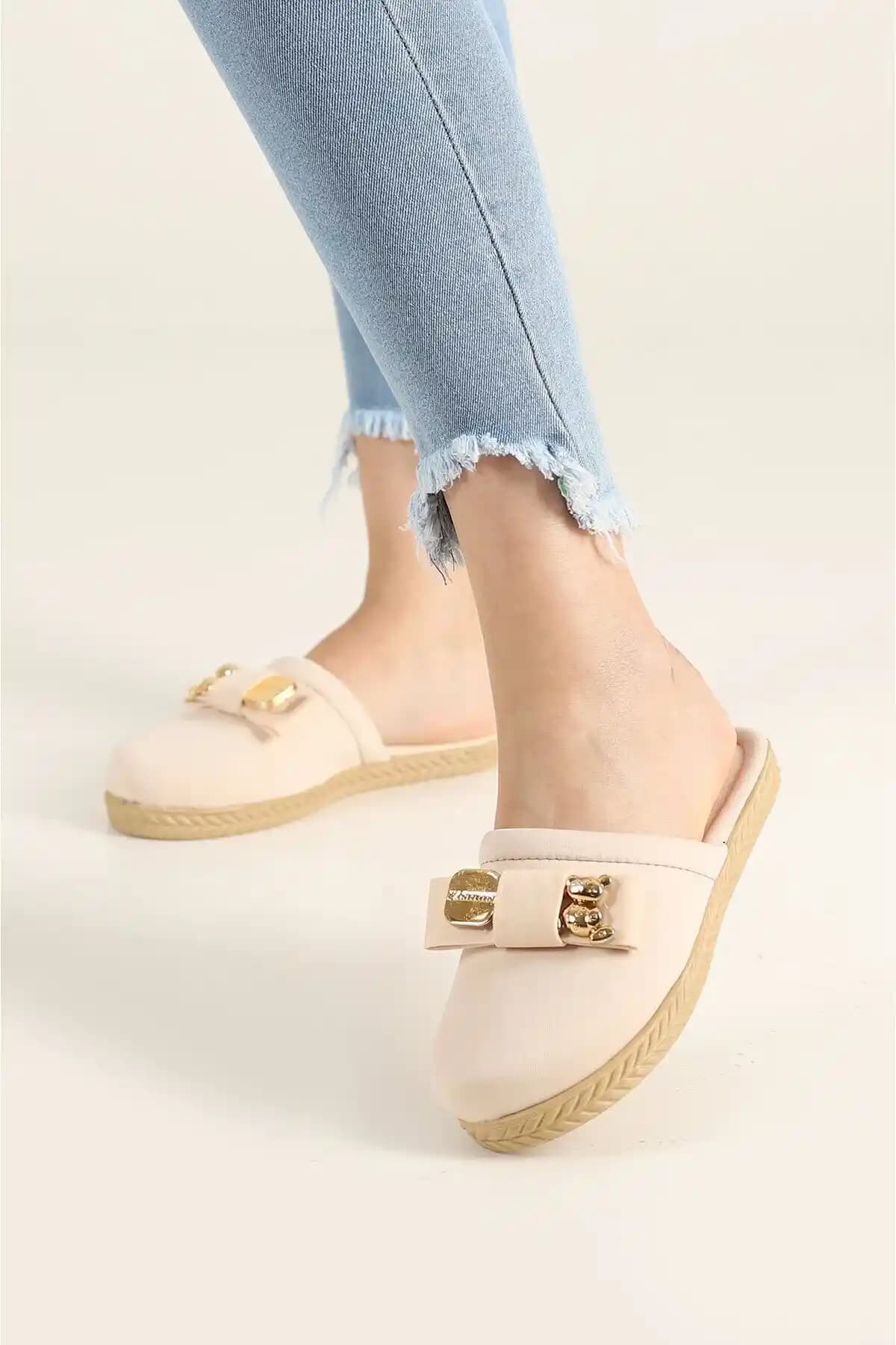 Kadınlar İçin Şık ve Rahat Terlik Seçenekleri: Malzeme, Tasarım ve Kullanım Alanları