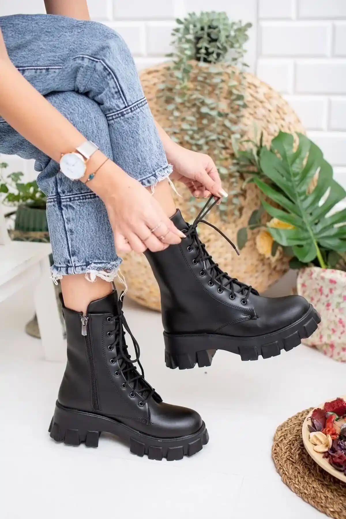 Kadınlar İçin Siyah Kışlık Bot Seçenekleri: Moda ve Fonksiyonellik Bir Arada