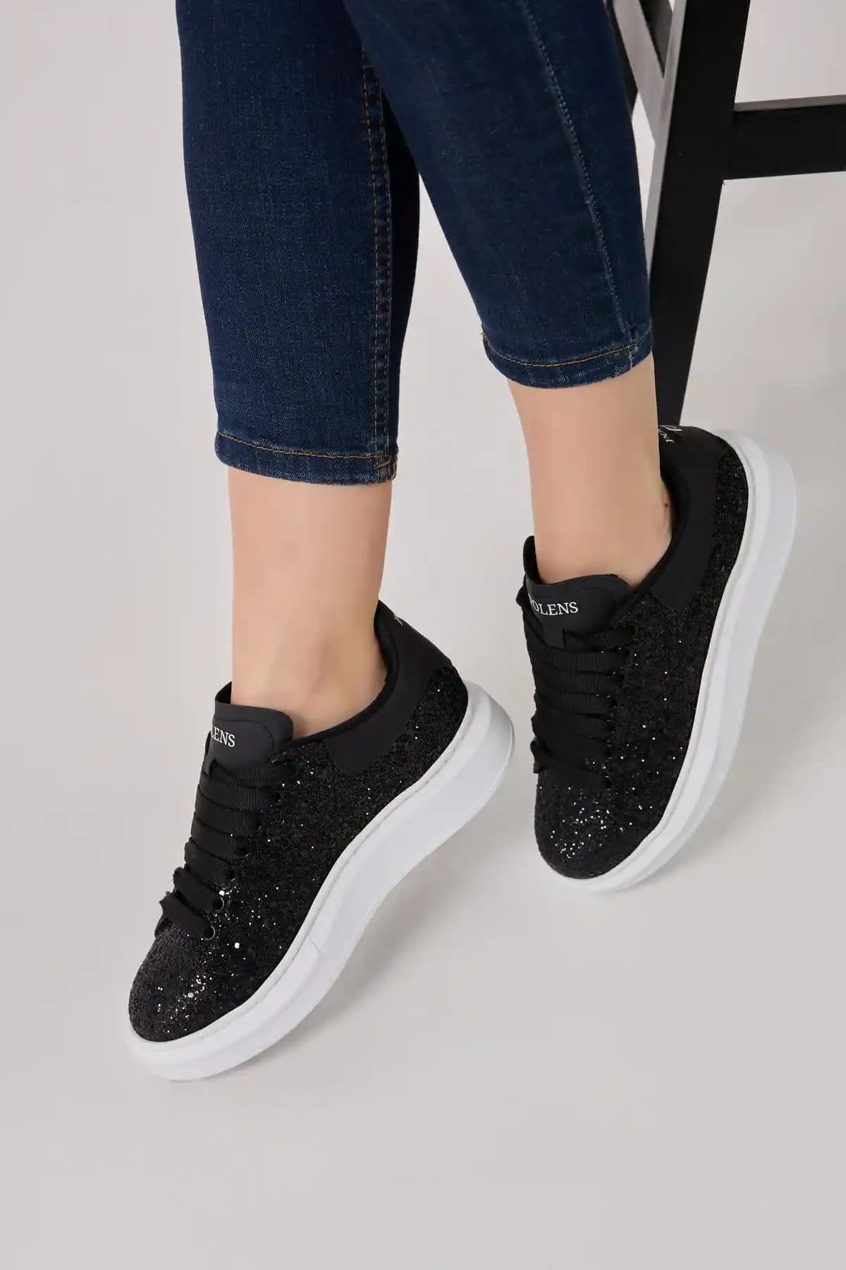 Kadınlar İçin Siyah Konforlu Sneakerlar: Şıklık ve Rahatlığın Mükemmel Buluşması