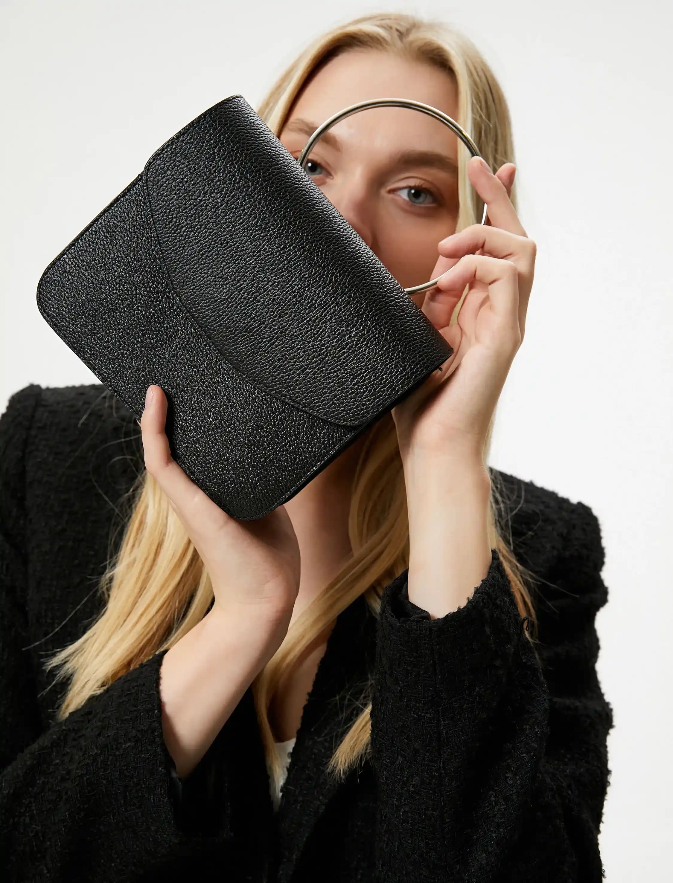 Kadınlar İçin Siyah Mini Çanta Modelleri: Şıklık ve Fonksiyonelliğin Buluşması