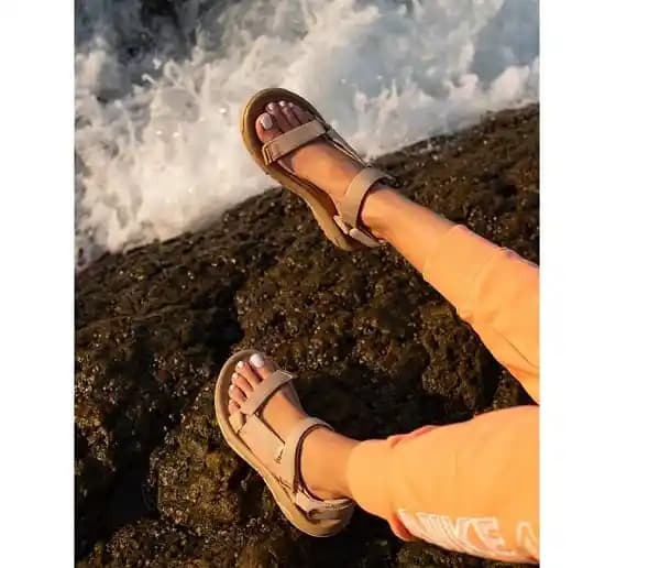 Kadınlar İçin Spor Sandaletlerde Konfor ve Şıklık Dengesi Güncel Trendler ve Tasarım Özellikleri