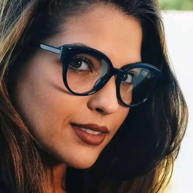 Kadınlar İçin Trend ve Rahat Gözlük Çerçevesi Modelleri ve Stil Uyumları