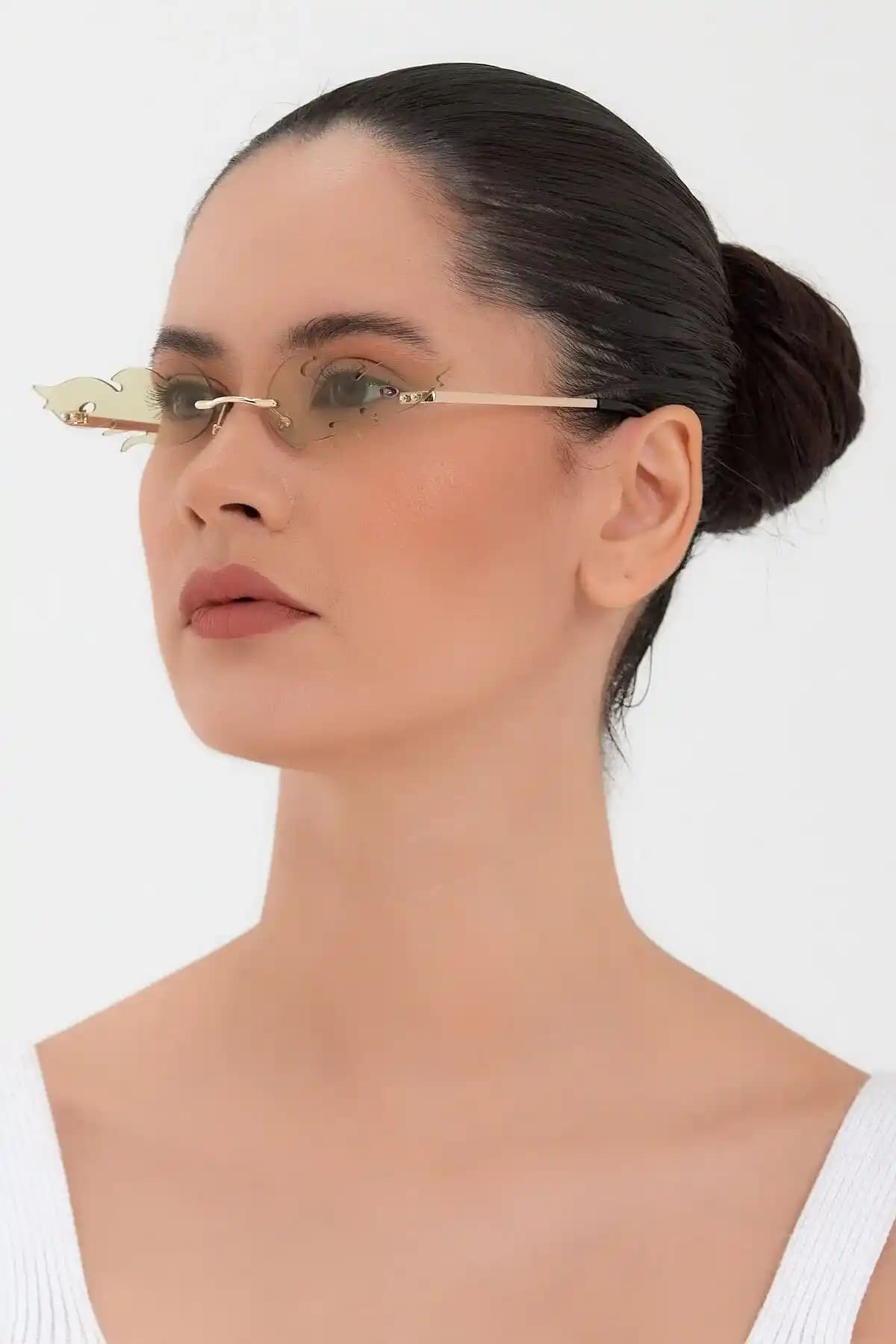 Kadınlar İçin Yeşil Renkli Güneş Gözlükleri Moda ve Sağlık Avantajlarıyla Öne Çıkıyor