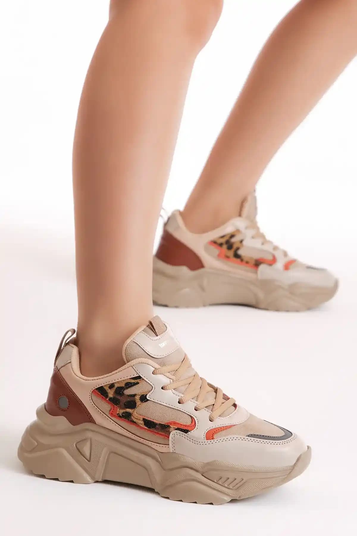 Kadınlar İçin Yüksek Tabanlı Sneaker Modelleri: Estetik ve Konforun Birleşimi