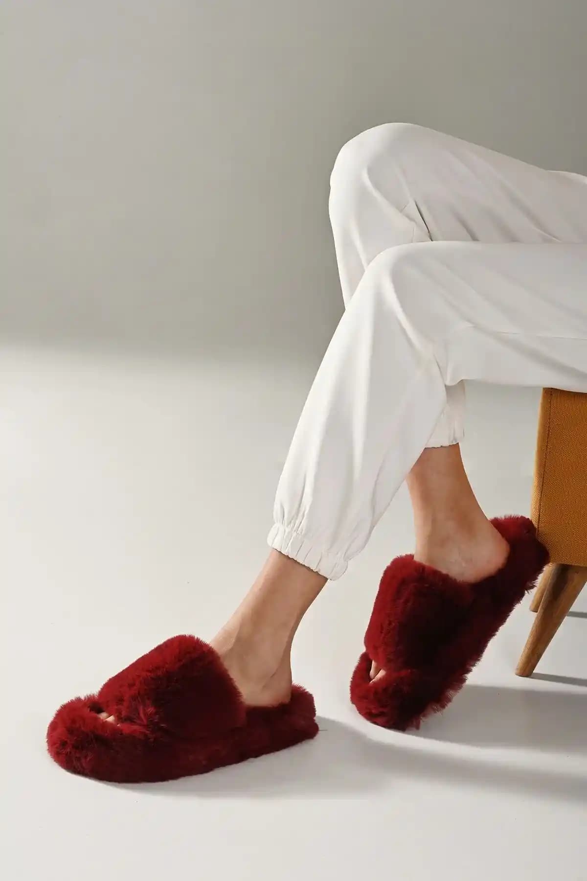 Kadınlar İçin Yumuşak Tüylü Terlikler: Konfor ve Estetiğin Buluşması