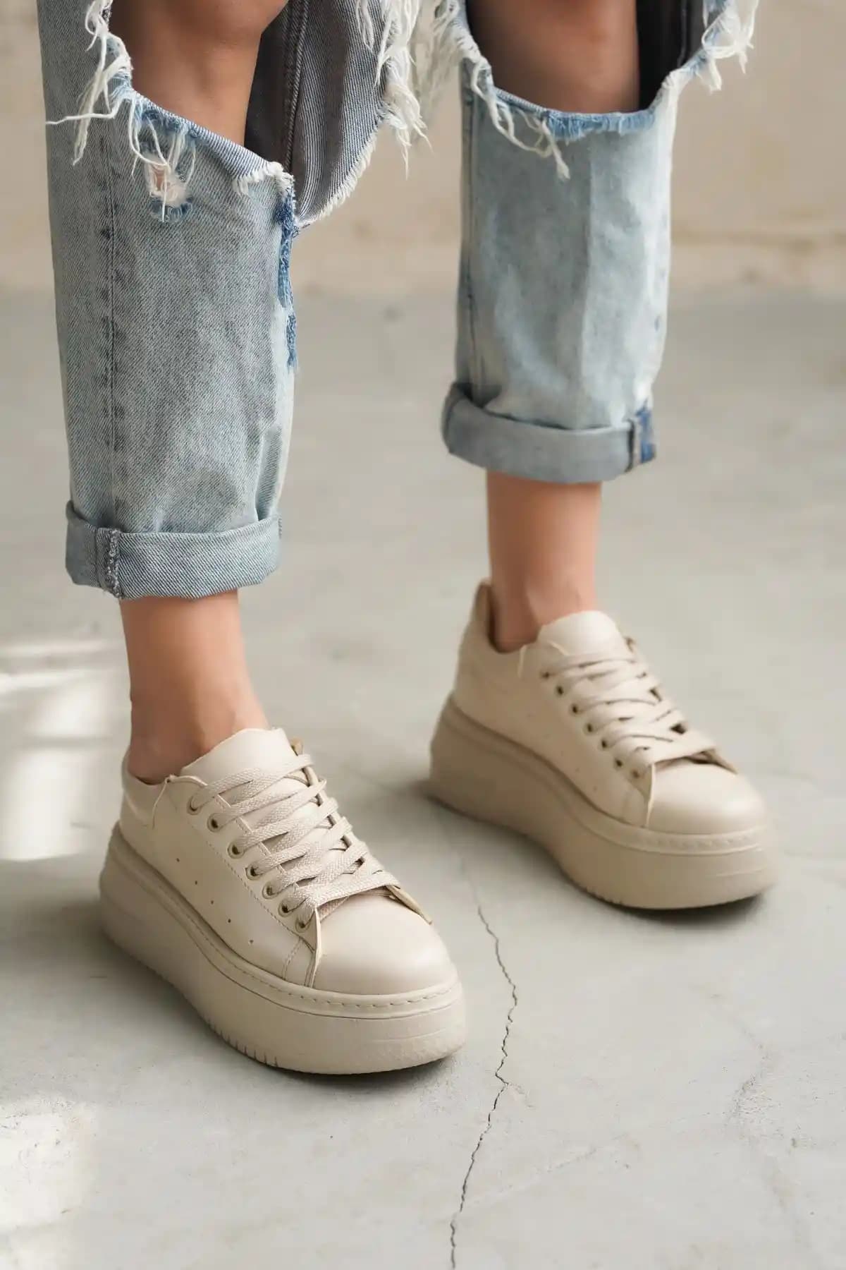 Kalın Taban Ayakkabılar: Moda ve Fonksiyonelliğin Modern Buluşması