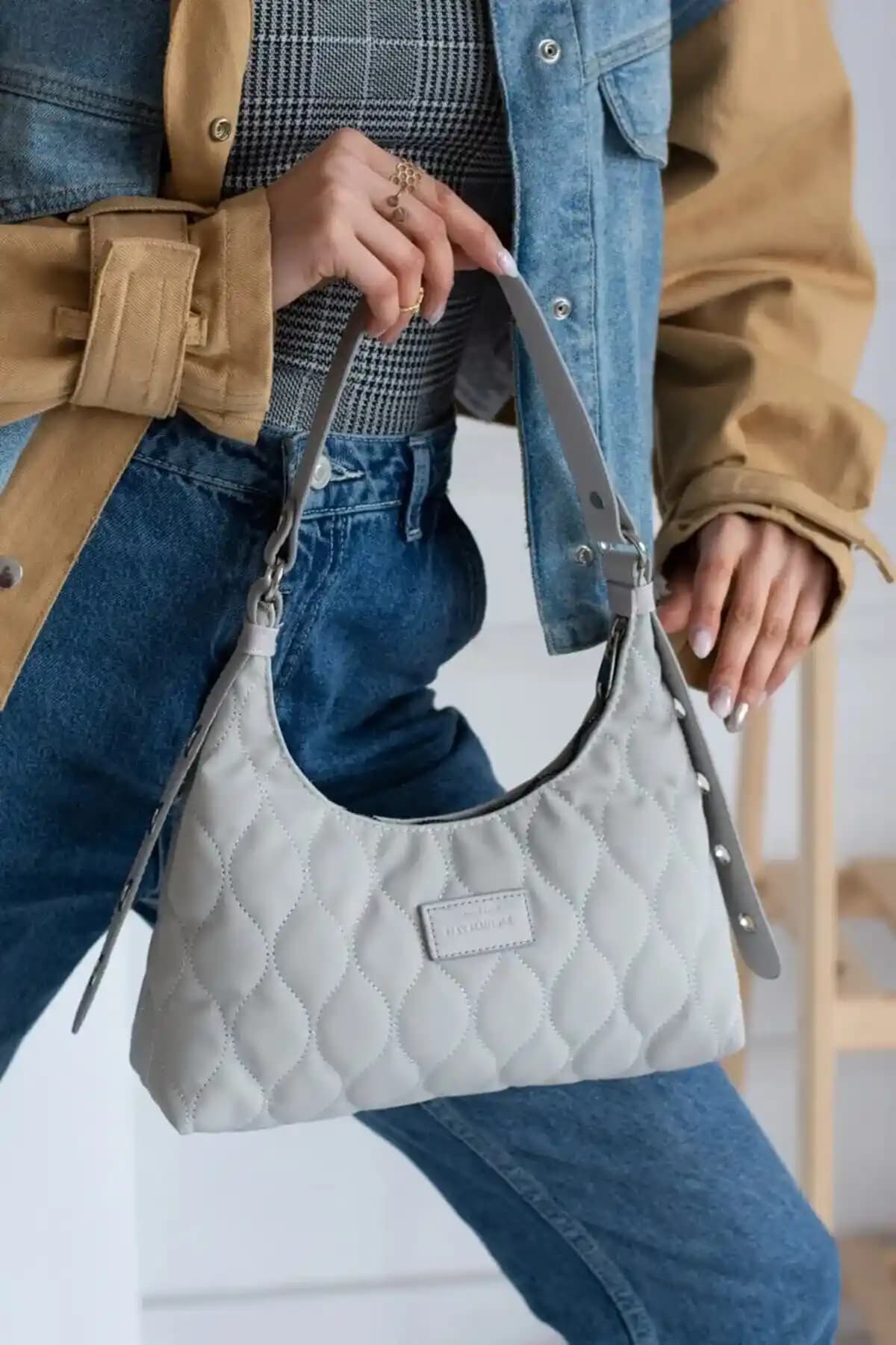 Kapitone Desenli Baget Çanta: Şıklık ve Fonksiyonelliği Bir Arada Sunan Aksesuar