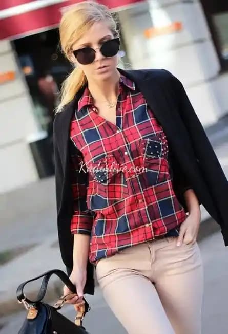 Kareli Gömlek Aksesuarlarıyla Stilinizi Yükseltmenin En İyi Yolları