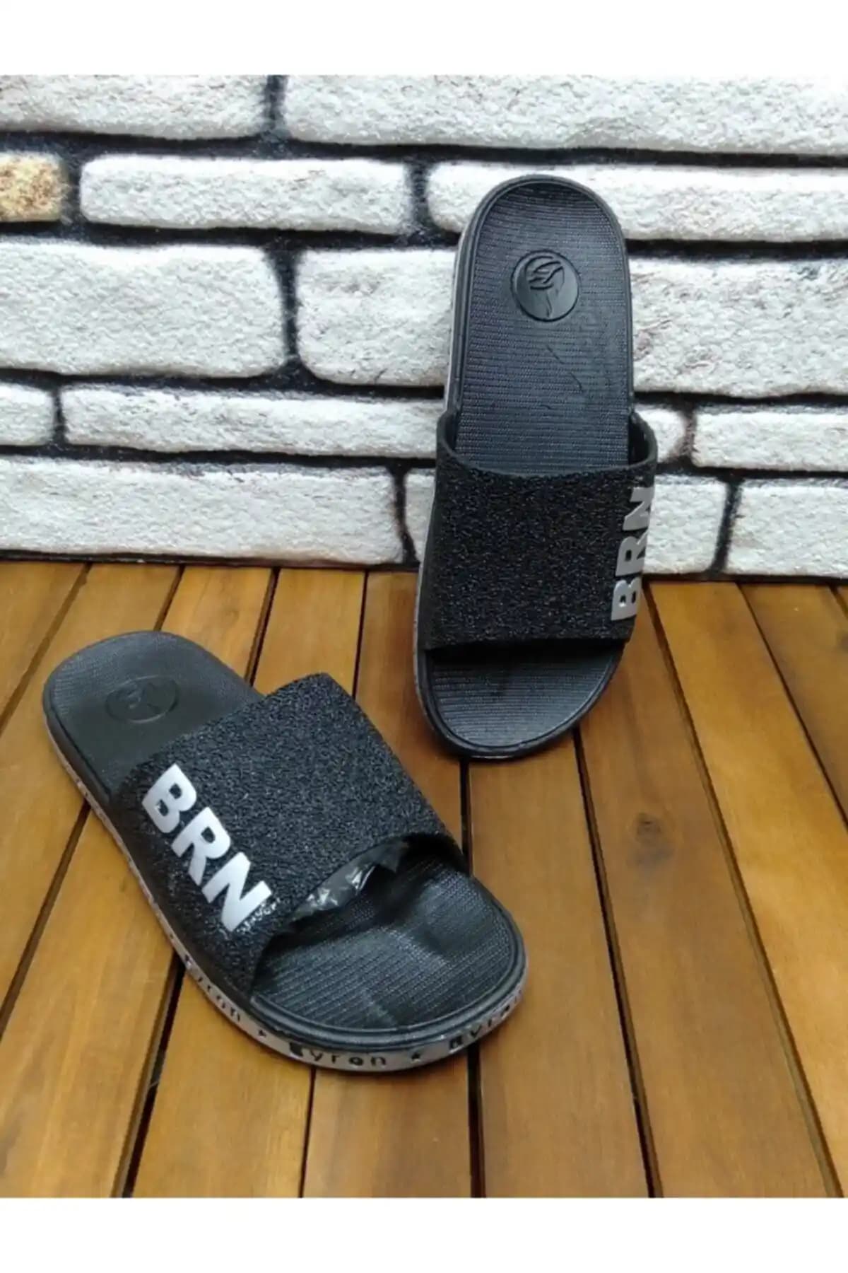 Kaydırmaz Taban Güvenliği ile Terlik Seçimi: Günlük Hayatta Güvenli Adımlar