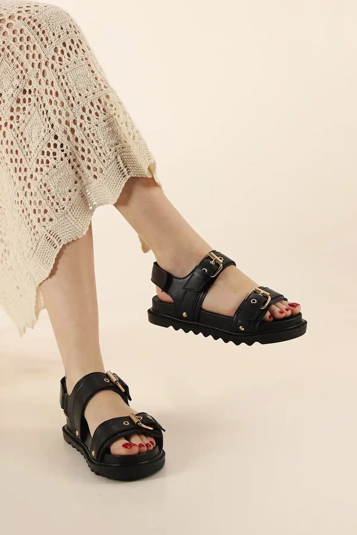 Kemer Detaylı Siyah Kadın Sandaletler: Şıklık ve Konforun Mükemmel Buluşması
