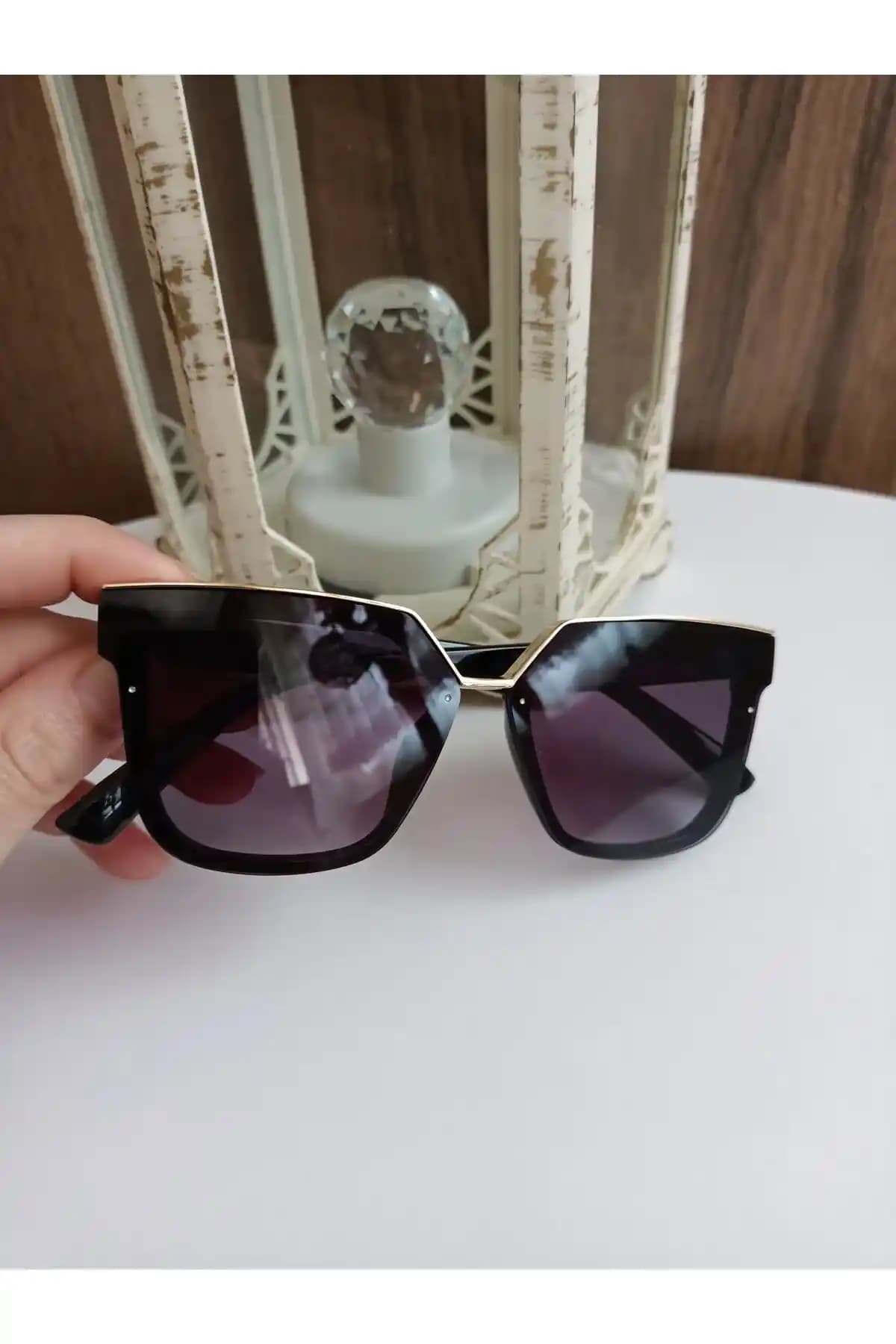 Kemik Çerçeveli Güneş Gözlükleri: Hafiflik ve Estetiğin Modern Buluşması