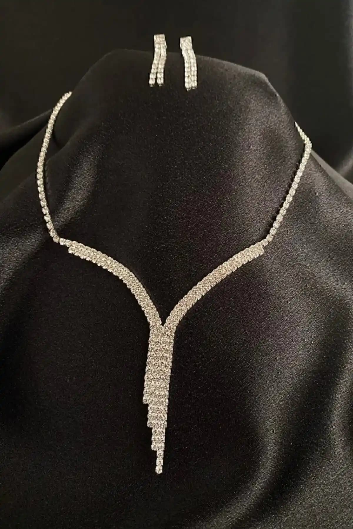 Kenan Takı Su Yolu Abiye Aksesuar Seti Şıklık ve Zarafetin Modern Yansıması