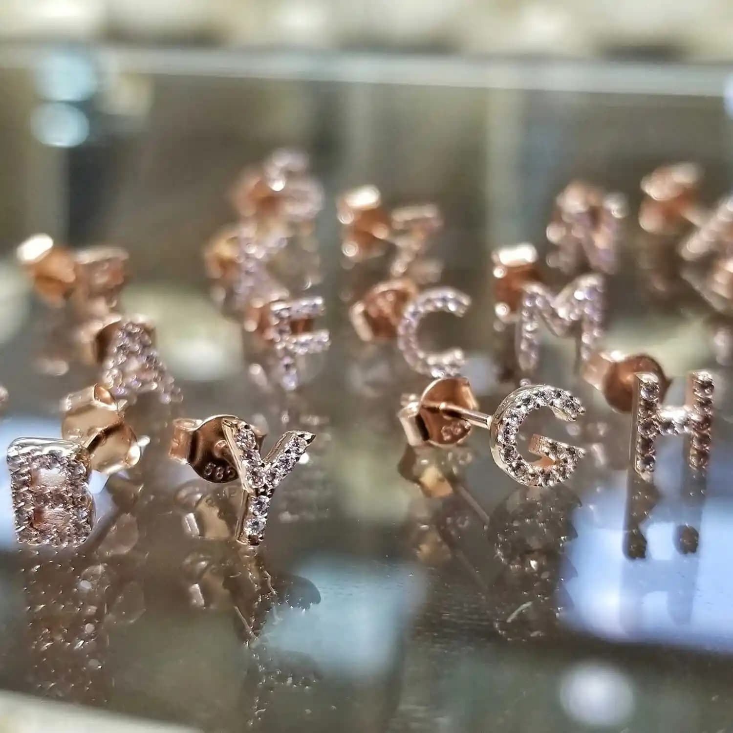 Kişiye Özel Zirkon Taşlı Harf Küpeler: Estetik ve Dayanıklı Tasarımlar