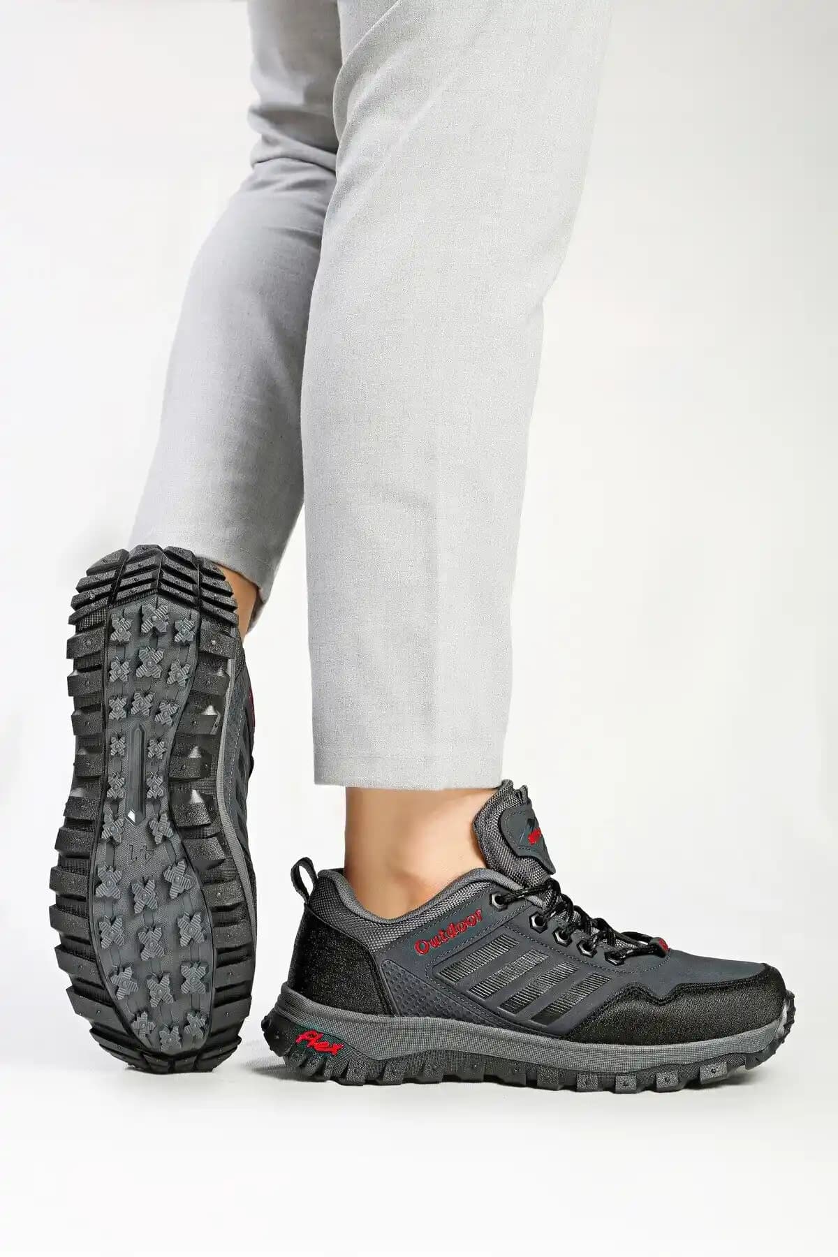 Kışlık Ayakkabılar: Şıklık ve Dayanıklılığı Bir Arada Sunan Modeller ve Özellikler