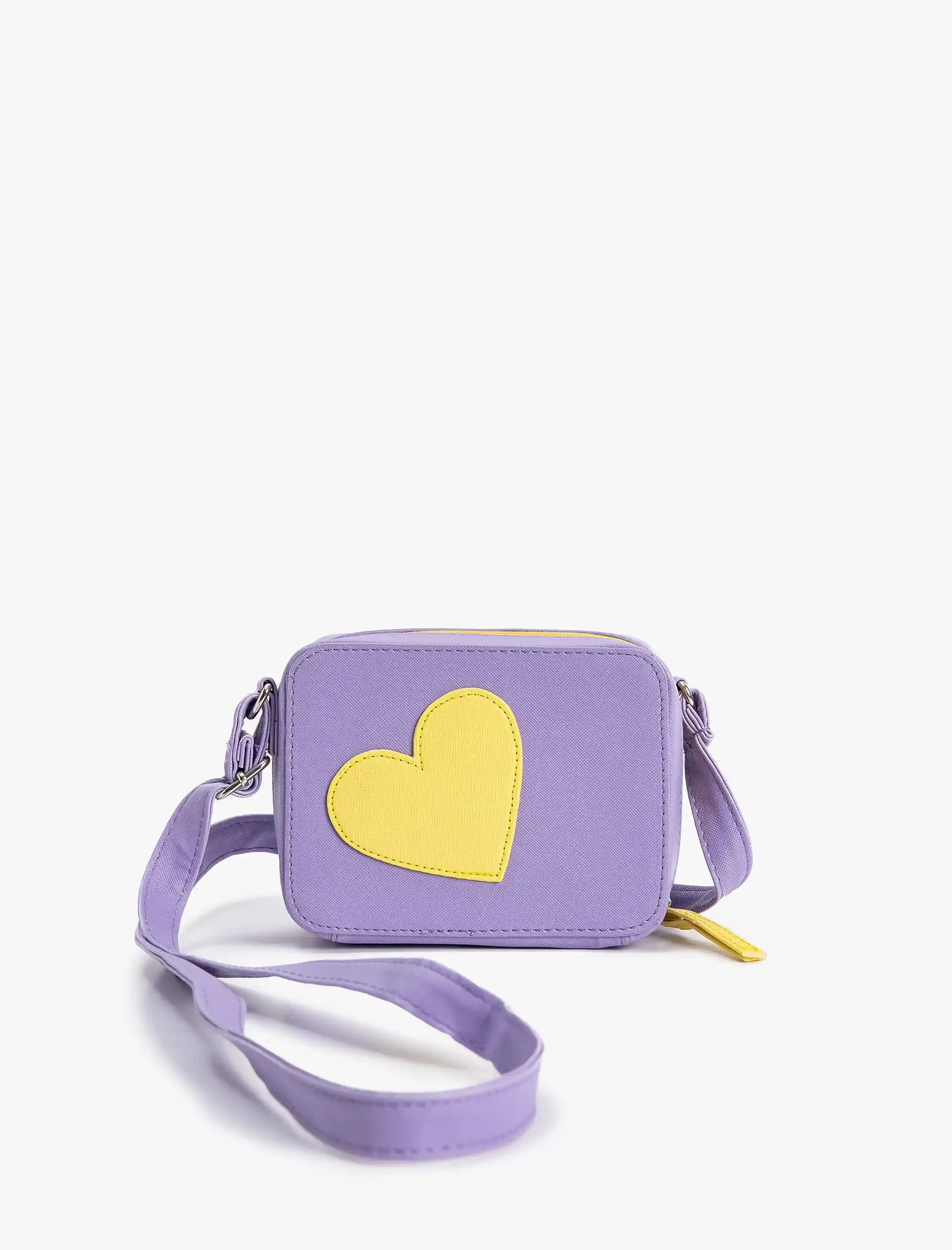 Kız Çocuklarına Hediye Seçenekleri: Çanta ve Ayakkabı Seçiminde Dikkat Edilmesi Gerekenler