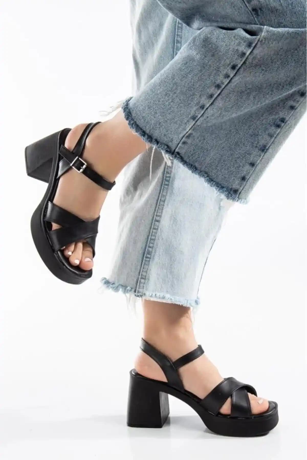 Konfor ve Şıklık Sunan Topuklu Sandaletler: Tasarım, Malzeme ve Trendler Hakkında Bilgi