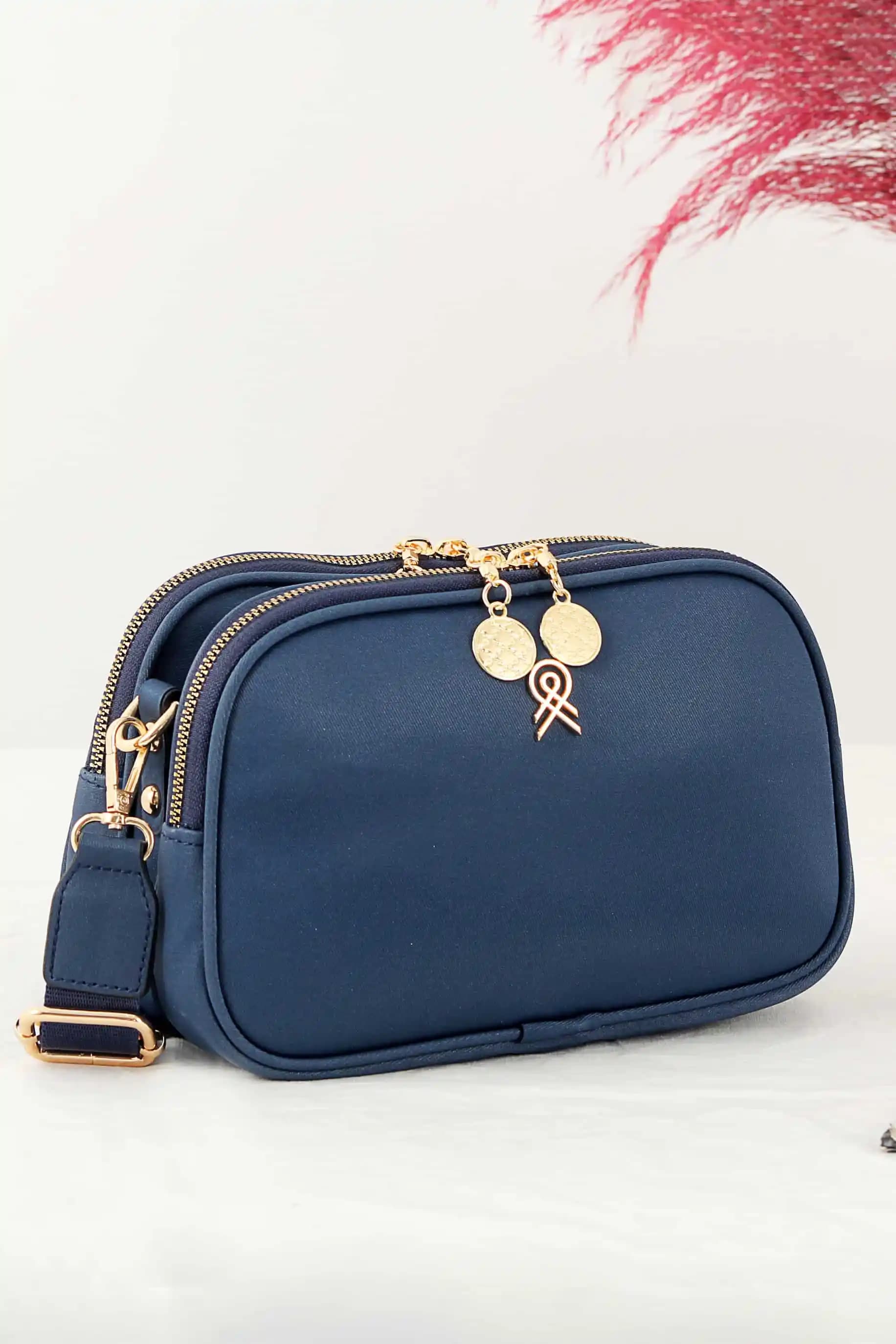 Lacivert Elektronik ve Aksesuar Çantaları: Fonksiyonellik ve Şıklık Bir Arada