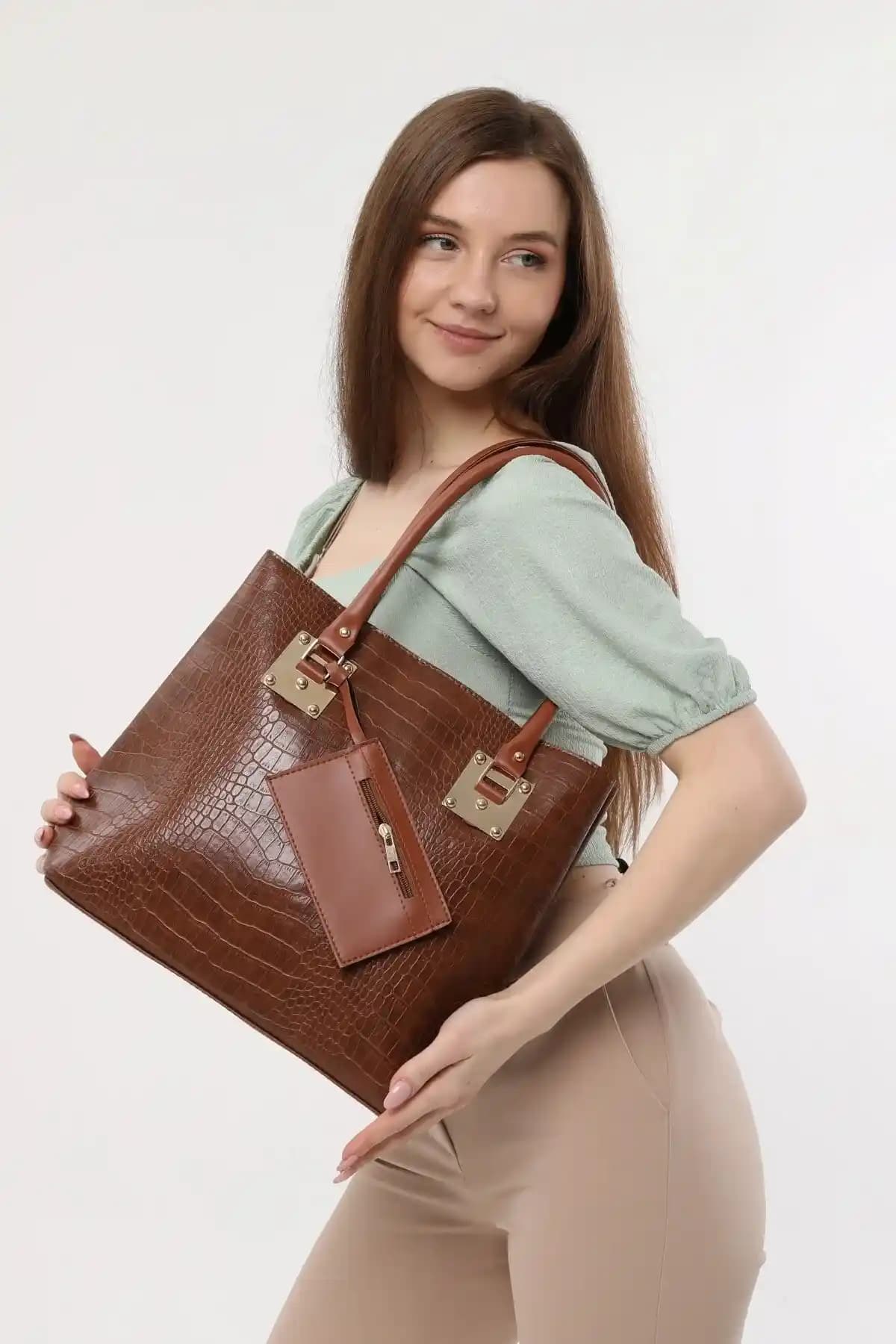 Luvenis Büyük Boy Kroko Desenli Çanta: Şıklık ve Fonksiyonelliğin Birleşimi