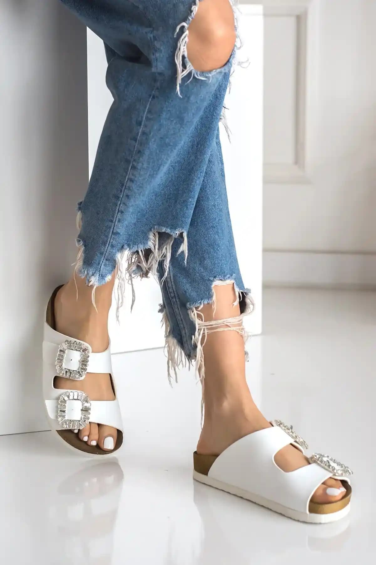 Mantar Tabanlı Kadın Terlikleri: Konfor ve Şıklığın Modern Tasarımı