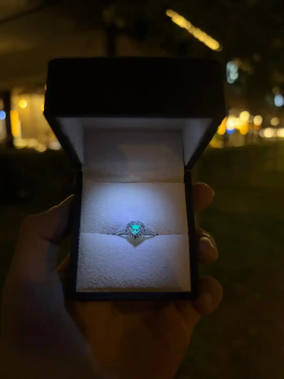 Mistik Gece Yüzükleri: Işık ve Estetiğin Buluşması ile Modern Takı Tasarımları