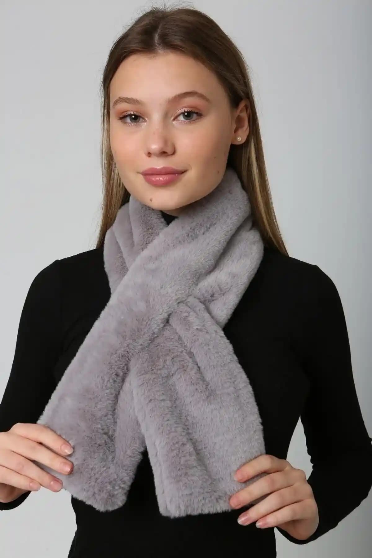 Modern Peluş Boyunluklar: Sıcaklık ve Şıklığı Bir Arada Sunan Kış Aksesuarları