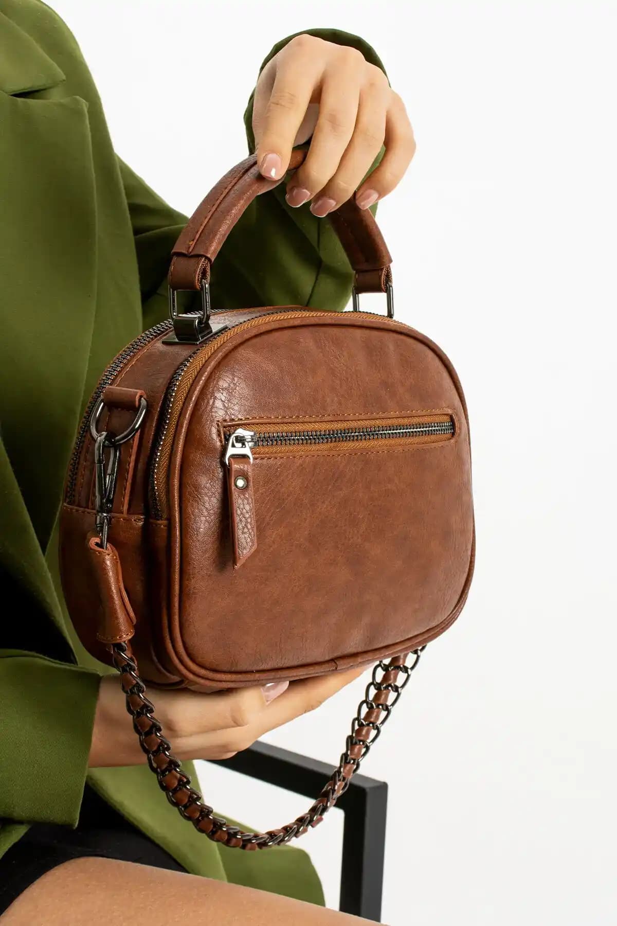 Modern Stil Kadın Çapraz Askılı Çanta: Şıklık ve Fonksiyonelliğin Birleşimi