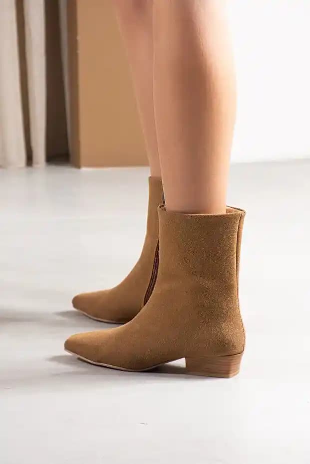Modern Tasarıma Sahip Kadın Botlar: Konfor ve Şıklığın Bir Arada Sunulduğu Seçenekler