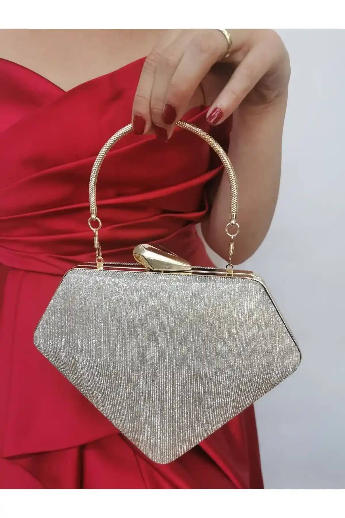 Nazart Gold Renk Abiye Çanta: Zarif ve Şık Gece Aksesuarları Rehberi