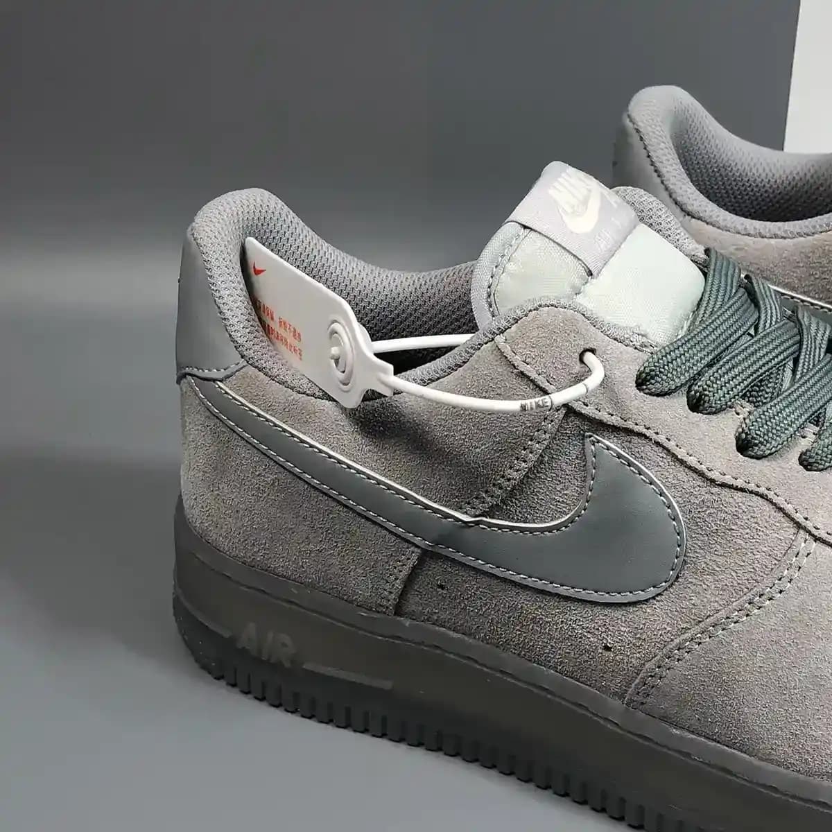 Nike Air Force 1: Tarihçe, Tasarım ve Güncel Moda Trendleri Üzerine Kapsamlı Bir Analiz