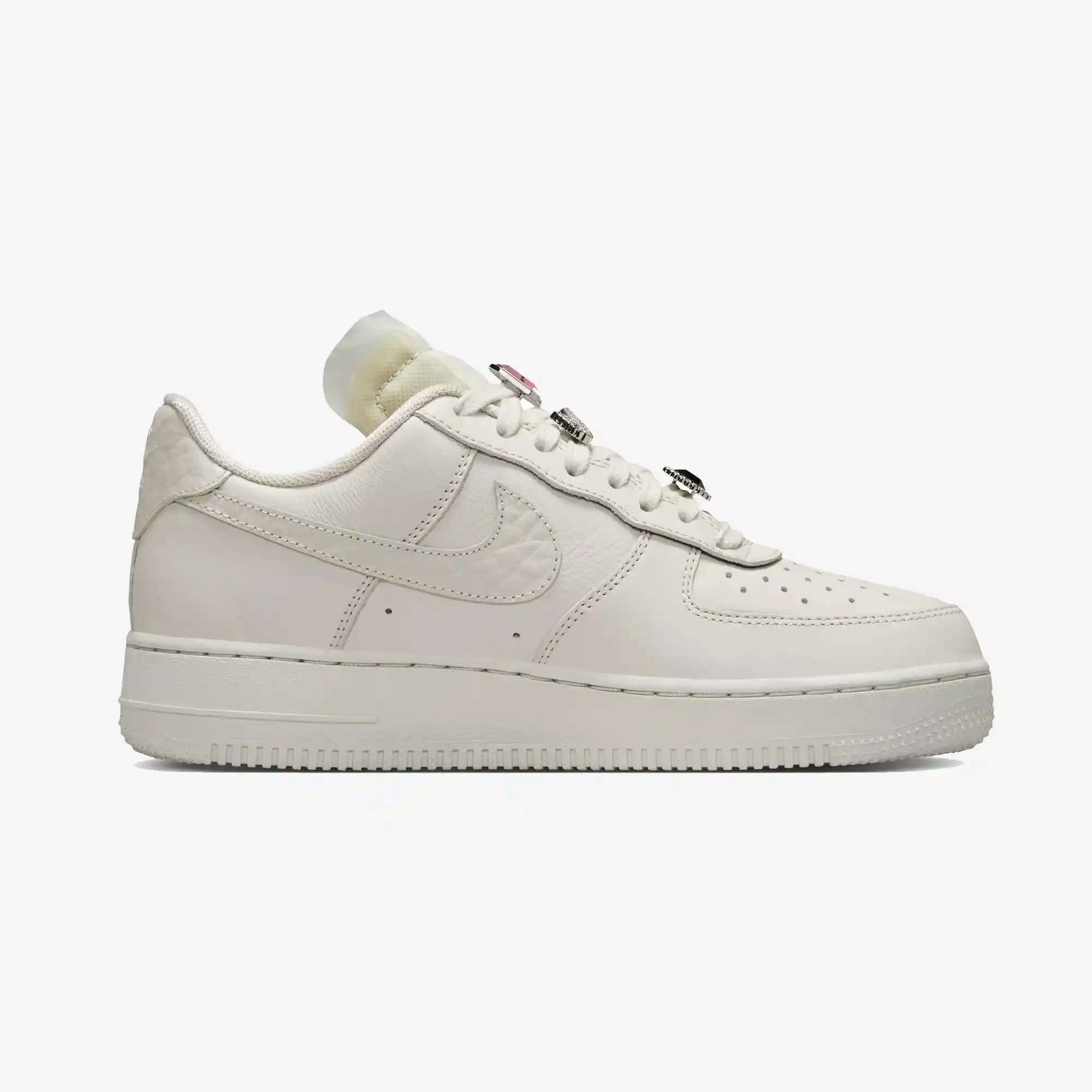 Nike Air Force Kadın Ayakkabıları Konfor ve Şıklık Sunan Modern Tasarım