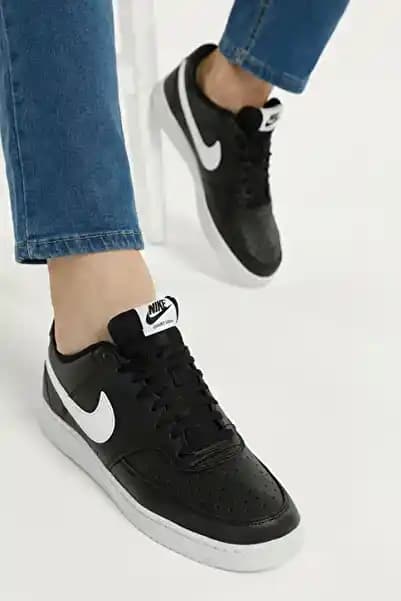 Nike Ayakkabılarında Şıklık ve Konforun Dengesi: Tasarım ve Teknolojinin Birlikteliği