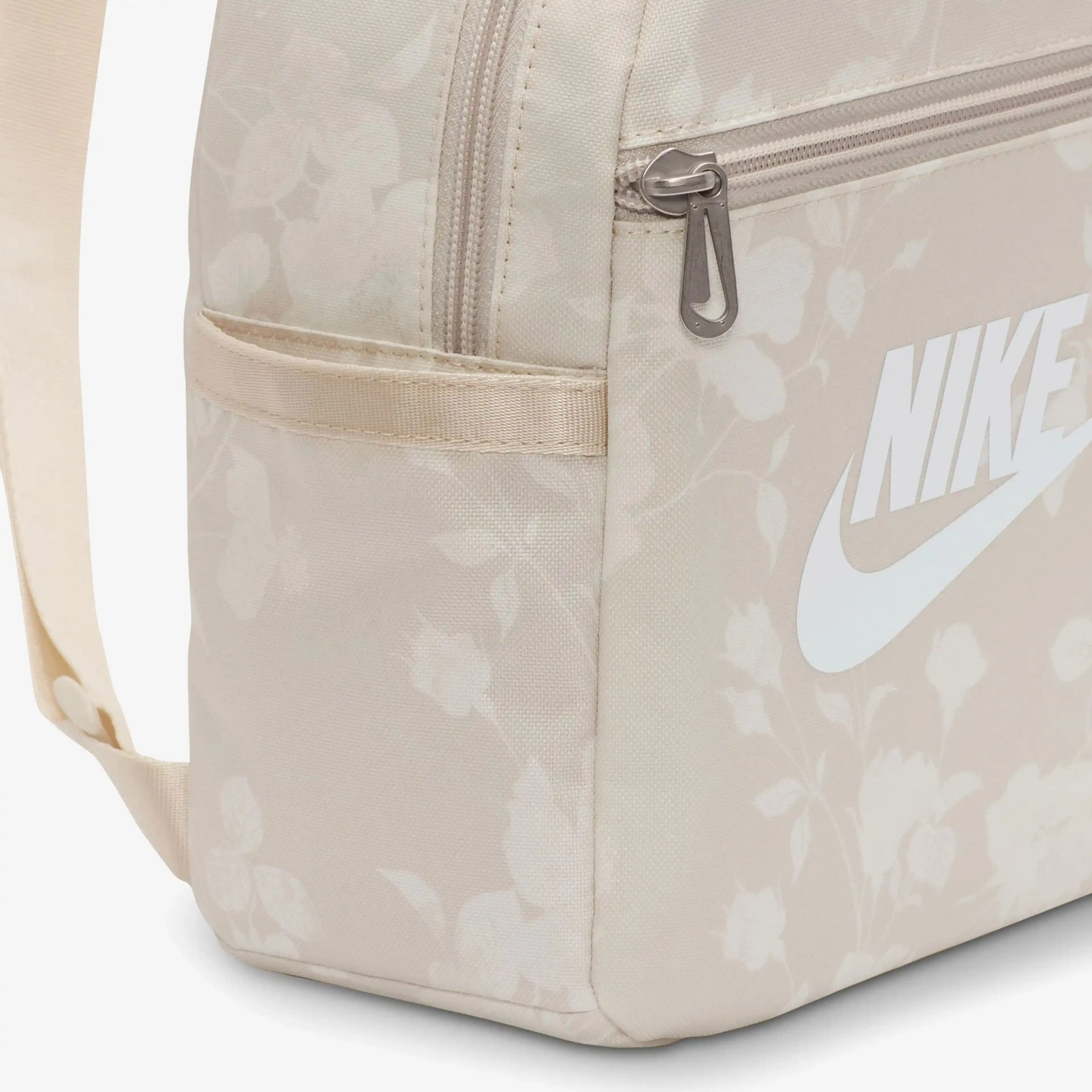 Nike Futura Çanta Serisi: Günlük ve Spor Kullanımı İçin Dayanıklı ve Pratik Seçenekler